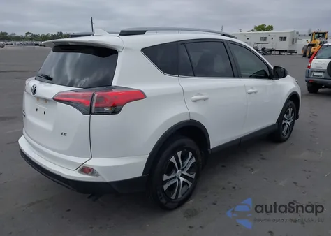 2017 Toyota Rav4 Le z USA, uszkodzony, nr VIN JTMZFREV4HJ144820
